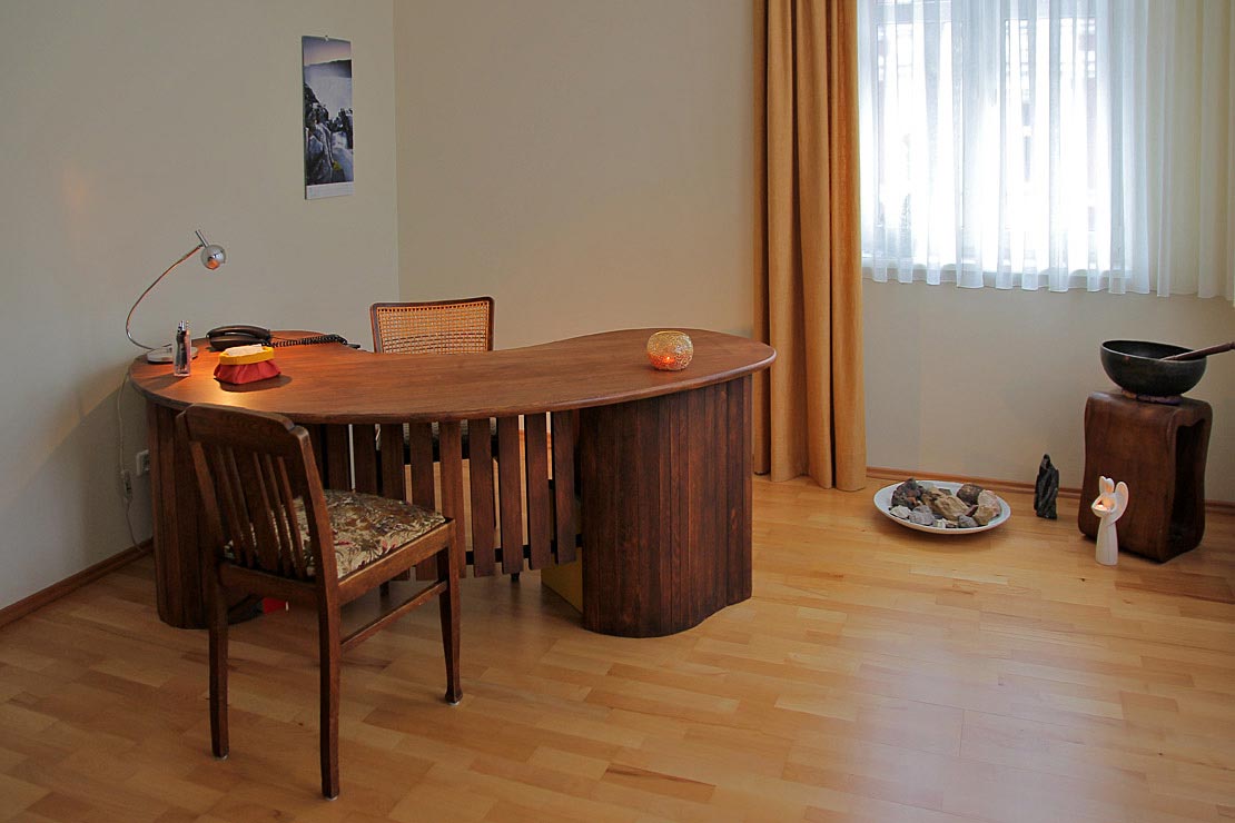 Behandlungsraum Schreibtisch