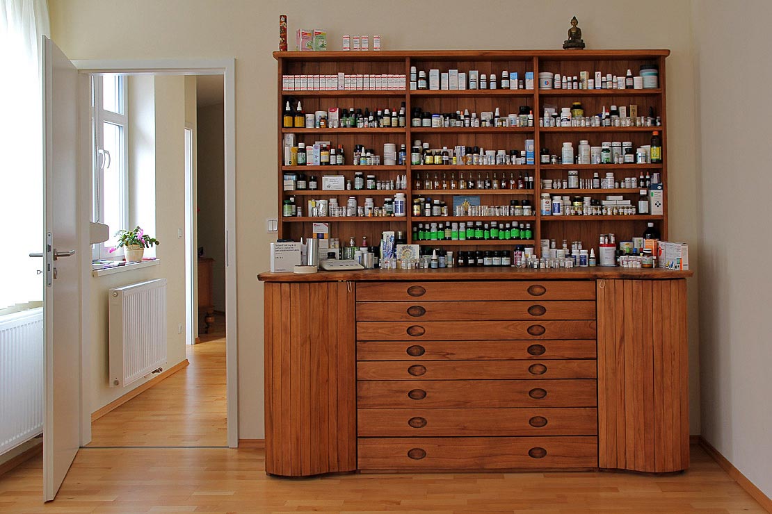 Behandlungsraum Arzneischrank